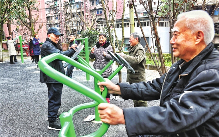 居民享受家门口健身资料图片.jpg