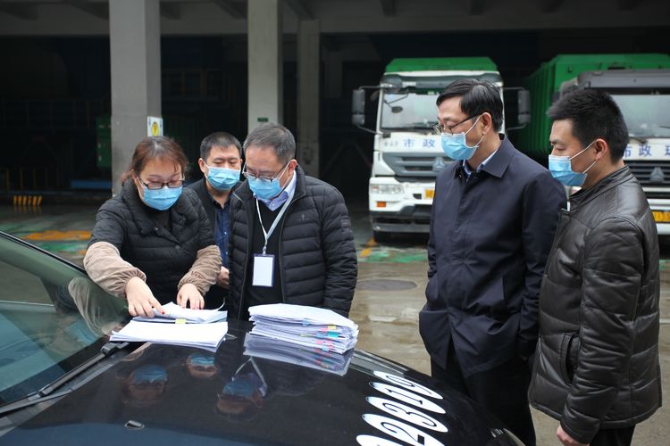 大渡口区政府副区长钟渝调研城市管理工作强调两手抓两不误全力抓好